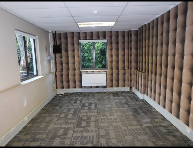 1,578M² OFFICE TO LET IN HYDE PARK